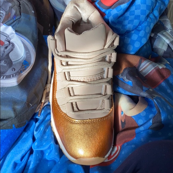 Jordan 11 women - Picture 2 of 4